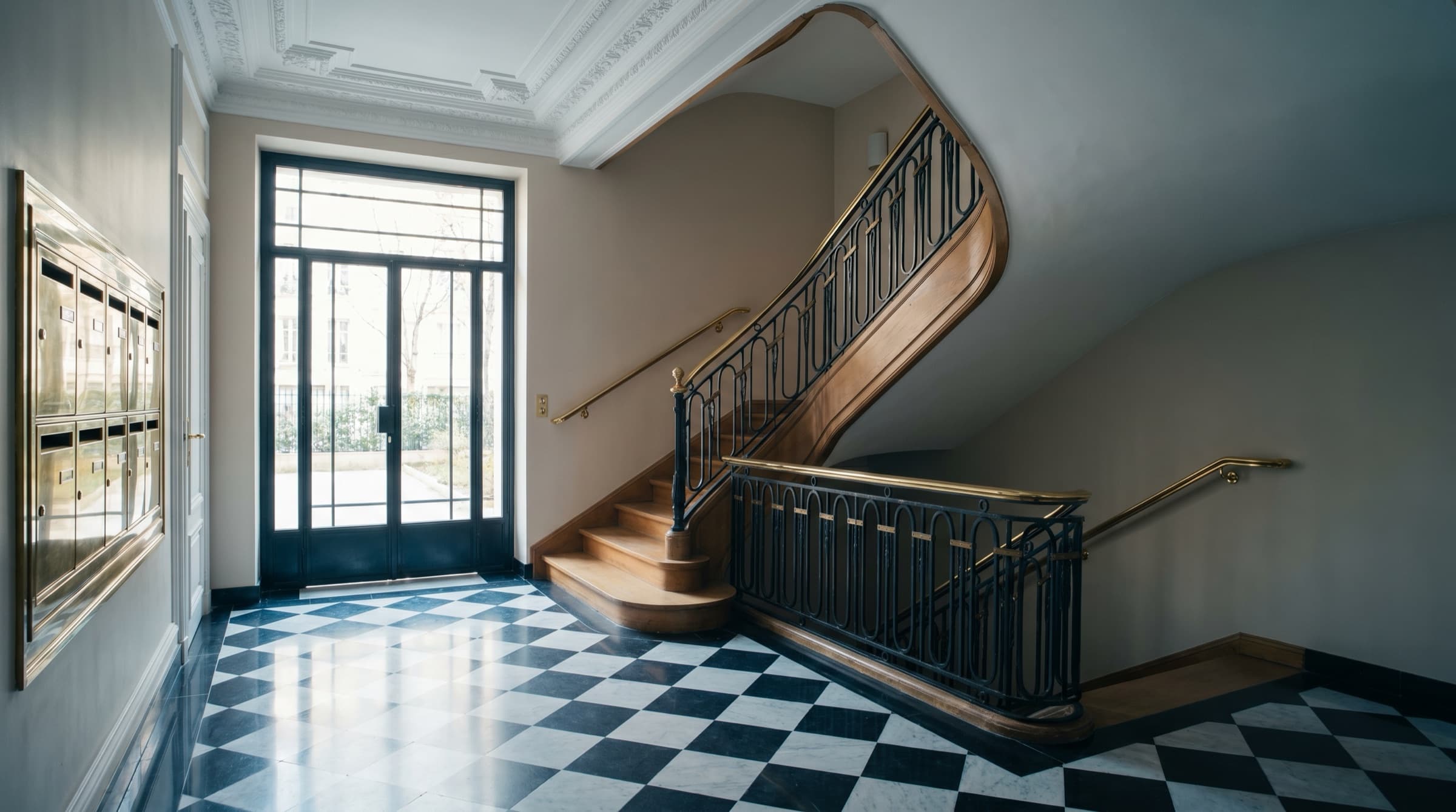 Hall d'immeuble haussmannien, marbre noir et blanc.