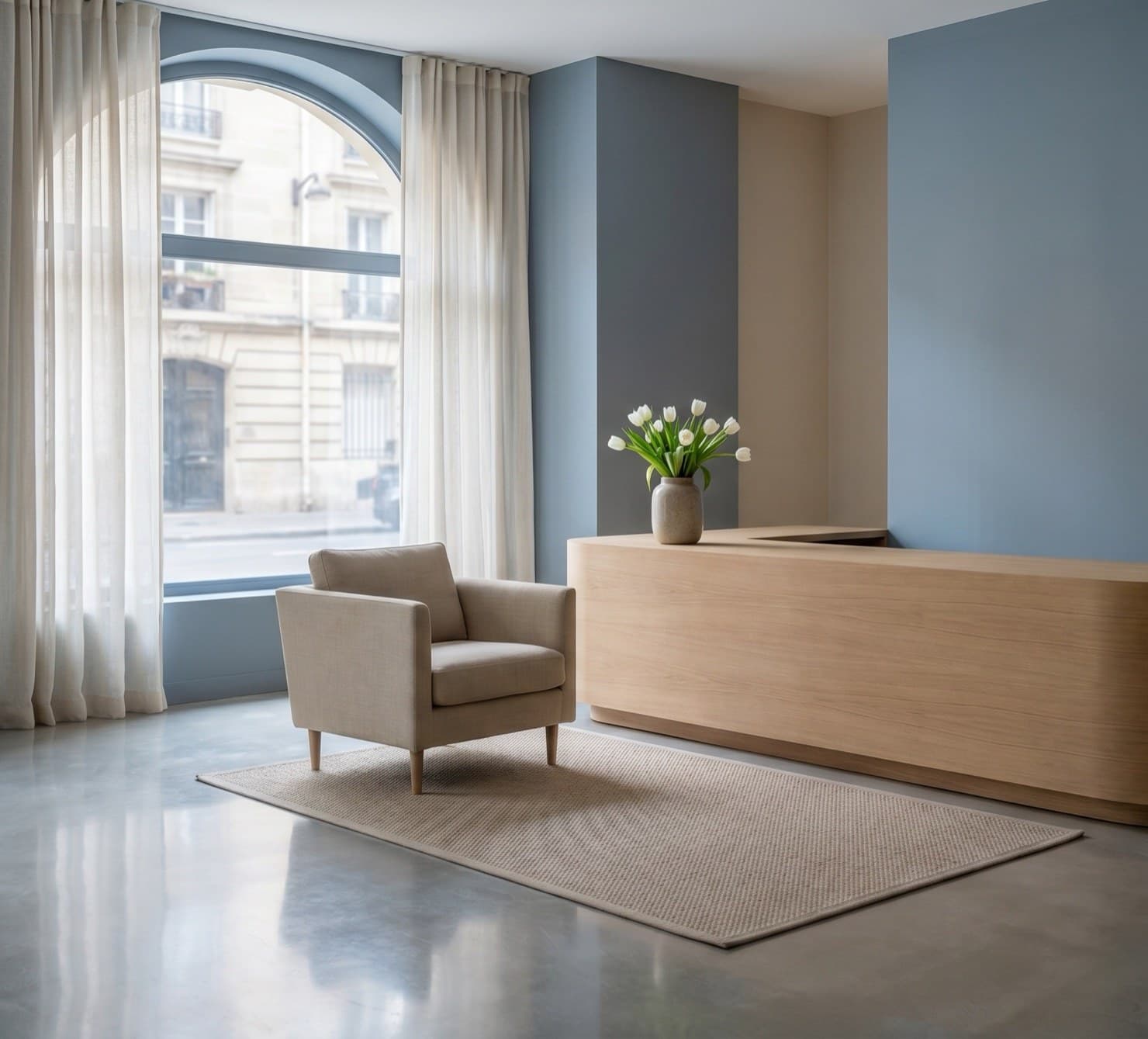 Réception de bureau immaculée, lumière naturelle douce.