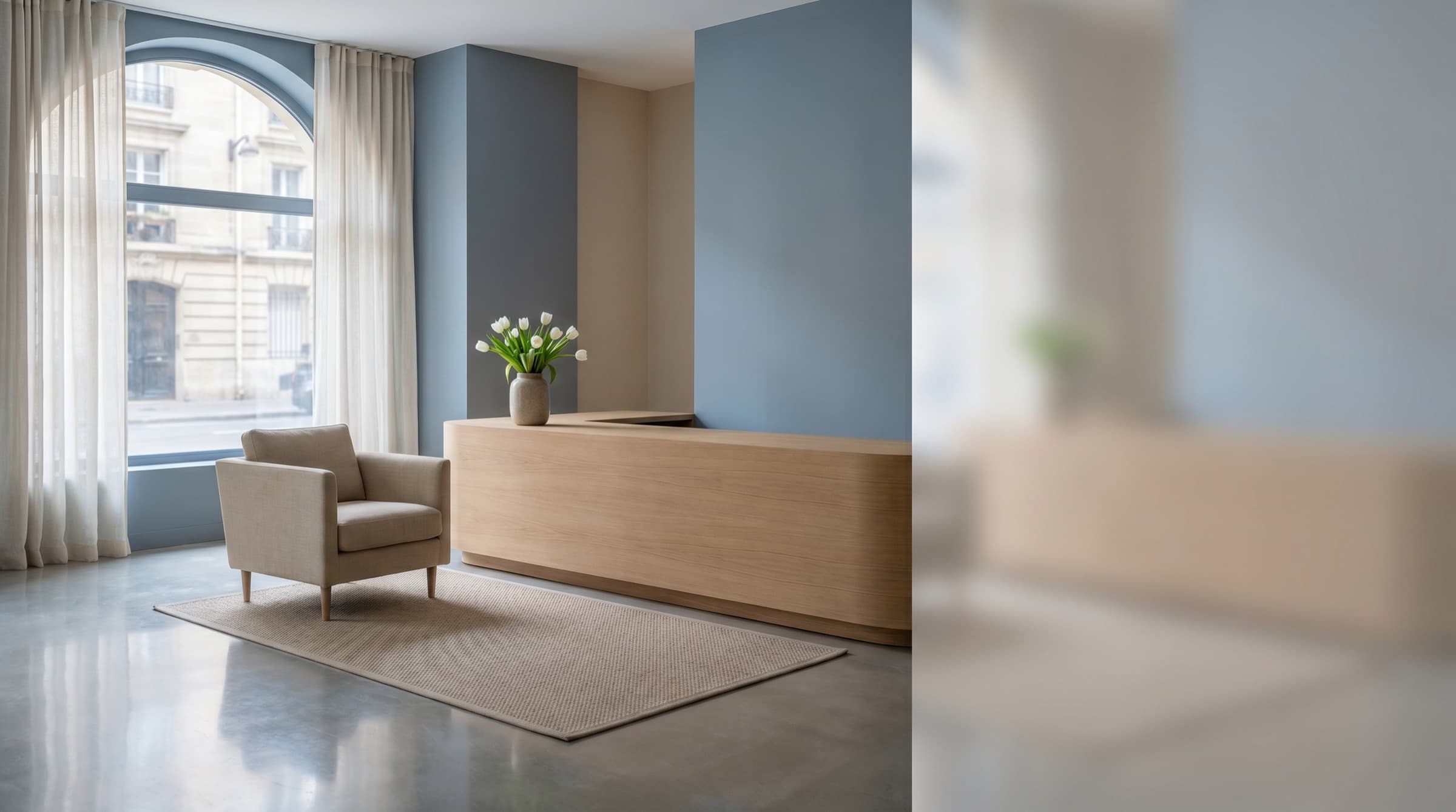 Réception de bureau parisien immaculée, lumière naturelle douce.